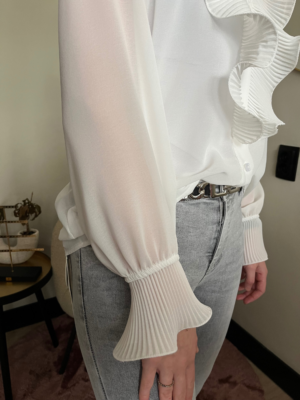 witte blouse detail